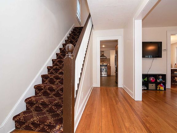 4th image of 43 W 10th St