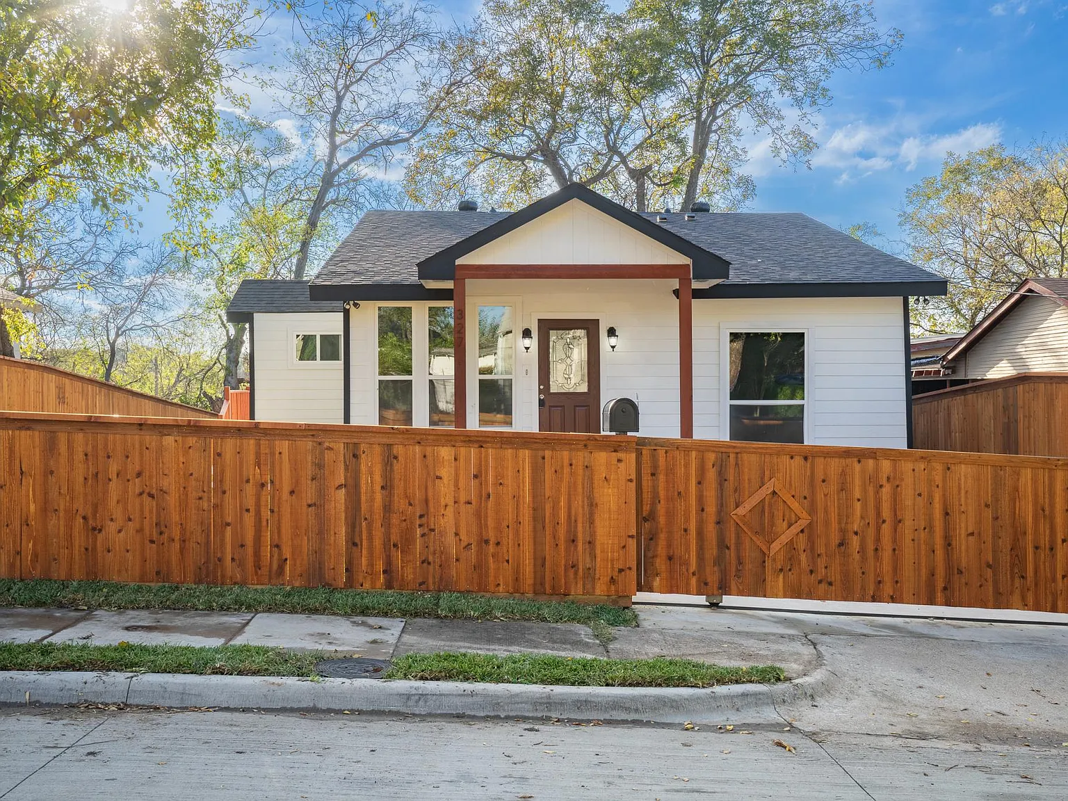 4 bed, 2.5 bath, 1400 sqft, $2,600 — Photo 1