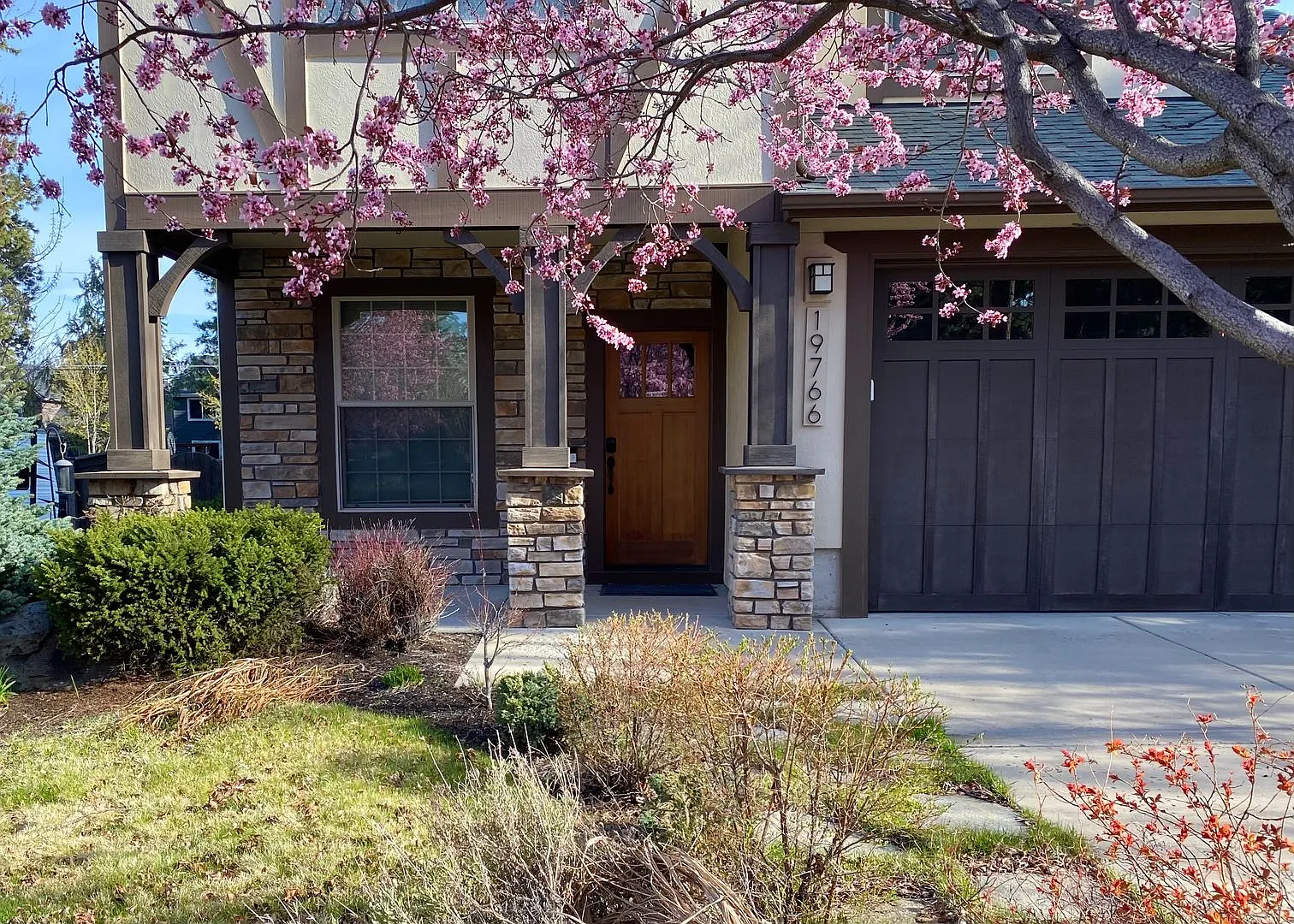 Warm & Inviting Home with Bonus Den in Prime SW Bend Location — Photo 2