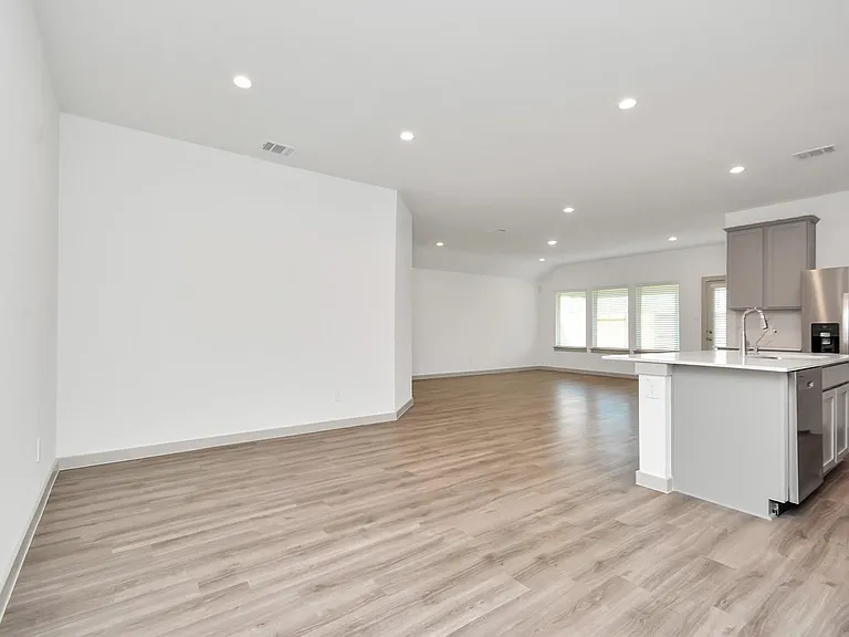 1114 Hughes Crossing Dr — Photo 24
