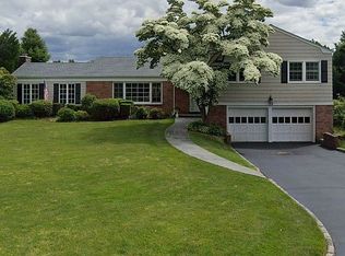 124 Woodhill Ln, Manhasset, NY 11030