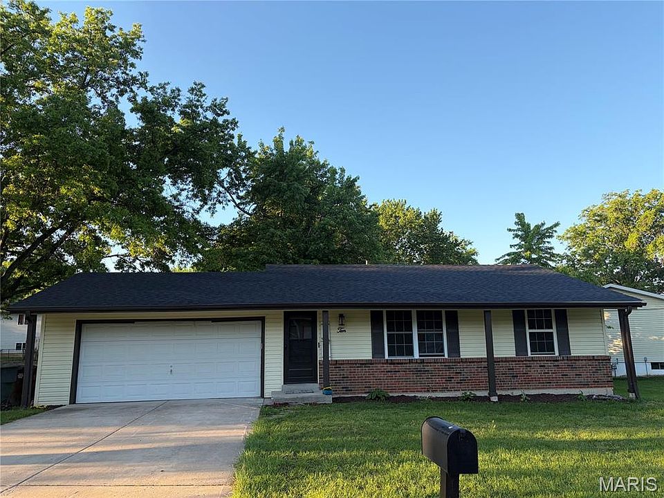 1st image of 10 Brookshire Dr