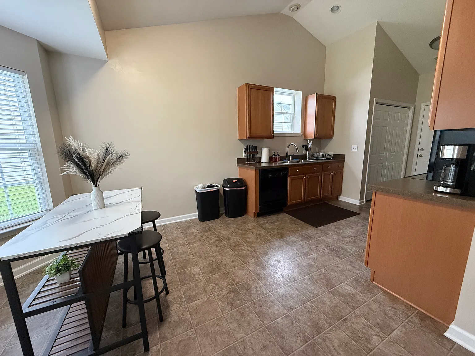 3 bed, 1450 sqft, $2,000 — Photo 3