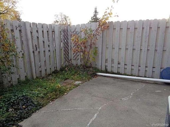 Private Yard. 31307724