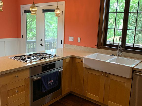 5th image of 591 Glenwood Pl SE