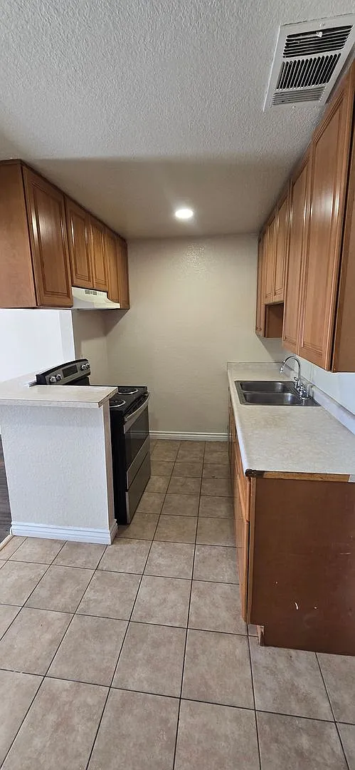 Lynwood 1405 — Photo 4
