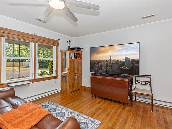 2nd image of 1659 Holly Dr