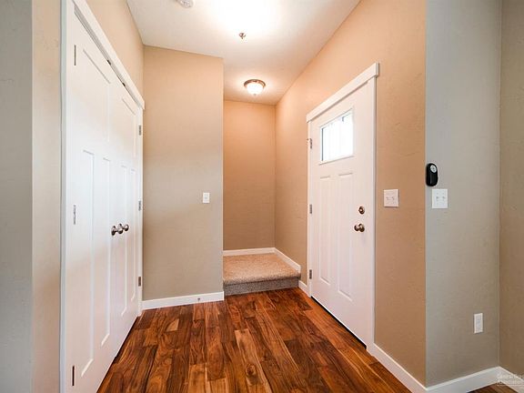 3rd image of 468 SE Gleneden Pl
