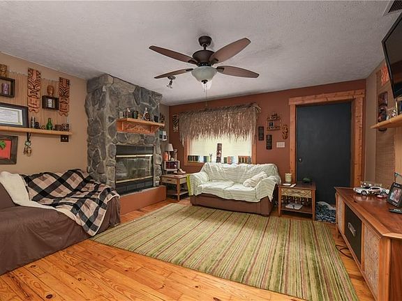 4th image of 41894 Lawrence Ct