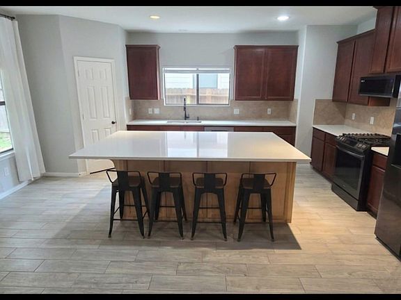 4th image of 2611 Lexington Park Dr