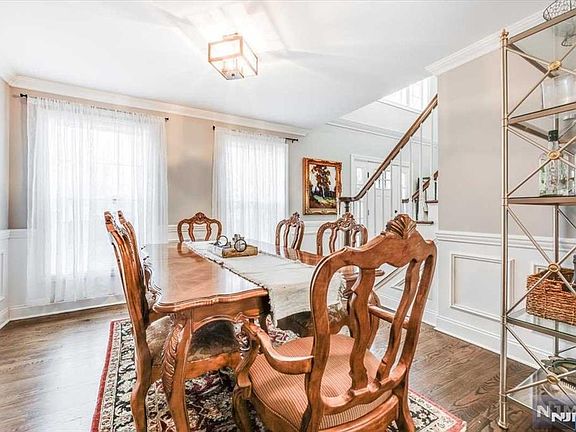 4th image of 97 Roxbury Rd