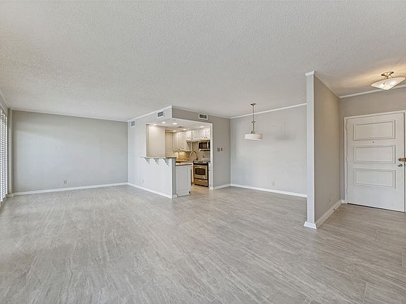 3rd image of 6211 W Northwest Hwy APT 300