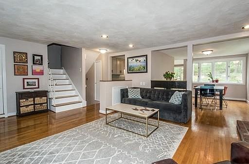 5th image of 77 Mayfair Dr
