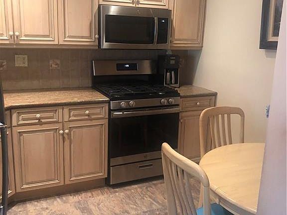 3rd image of 213 Treetop Cir