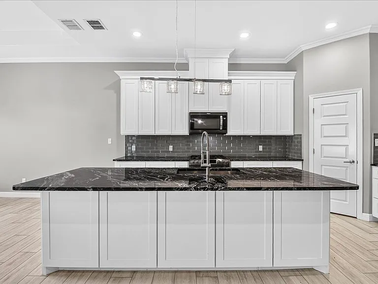 6718 Stuyvesant Ct — Photo 10
