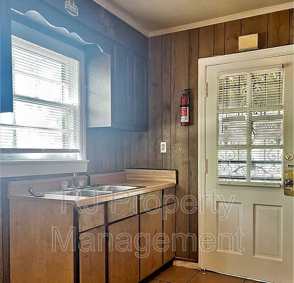 732 S Greer St — Photo 4