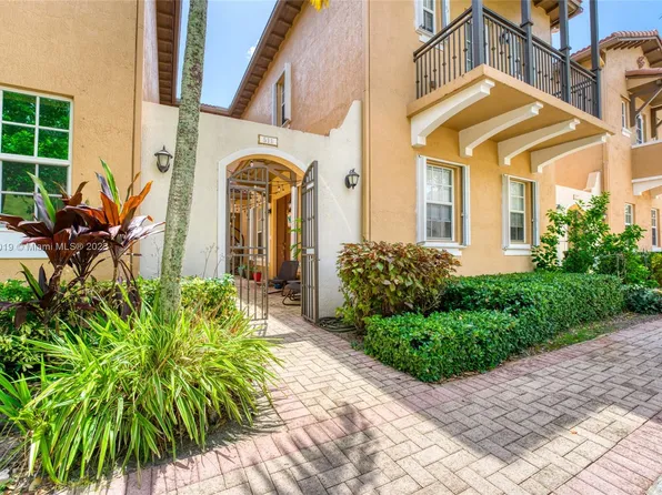 511 SW 146th Ter, Pembroke Pines, FL 33027