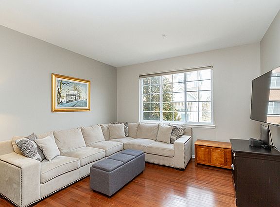 3rd image of 727 Hanbury Dr