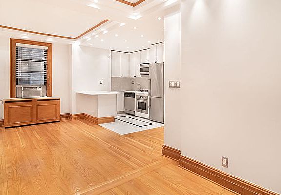 4th image of 150 W 58th St APT 4C