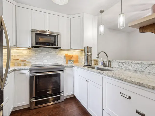 435 Shelard Pkwy Unit 204, Saint Louis Park, MN 55426
