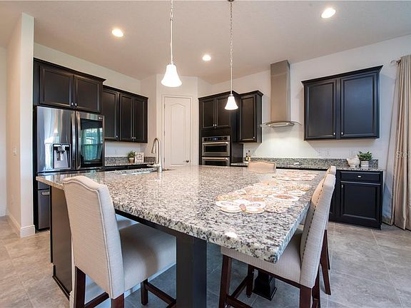 3rd image of 13092 Stanthorne Ave