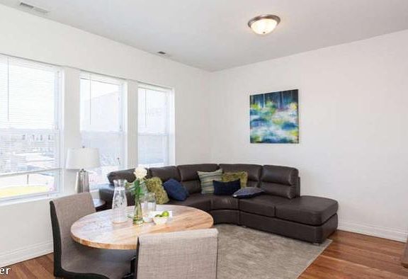 3rd image of 4913 W Cuyler Ave #822