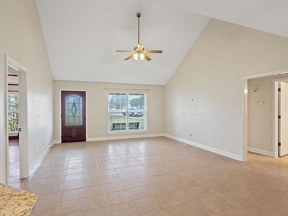 4th image of 717 University Dr