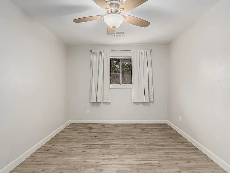 529 E Benjamin Dr — Photo 11