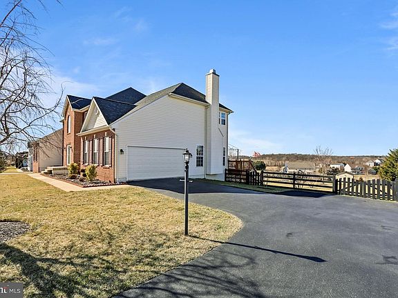 3rd image of 787 Spruce Hill Way