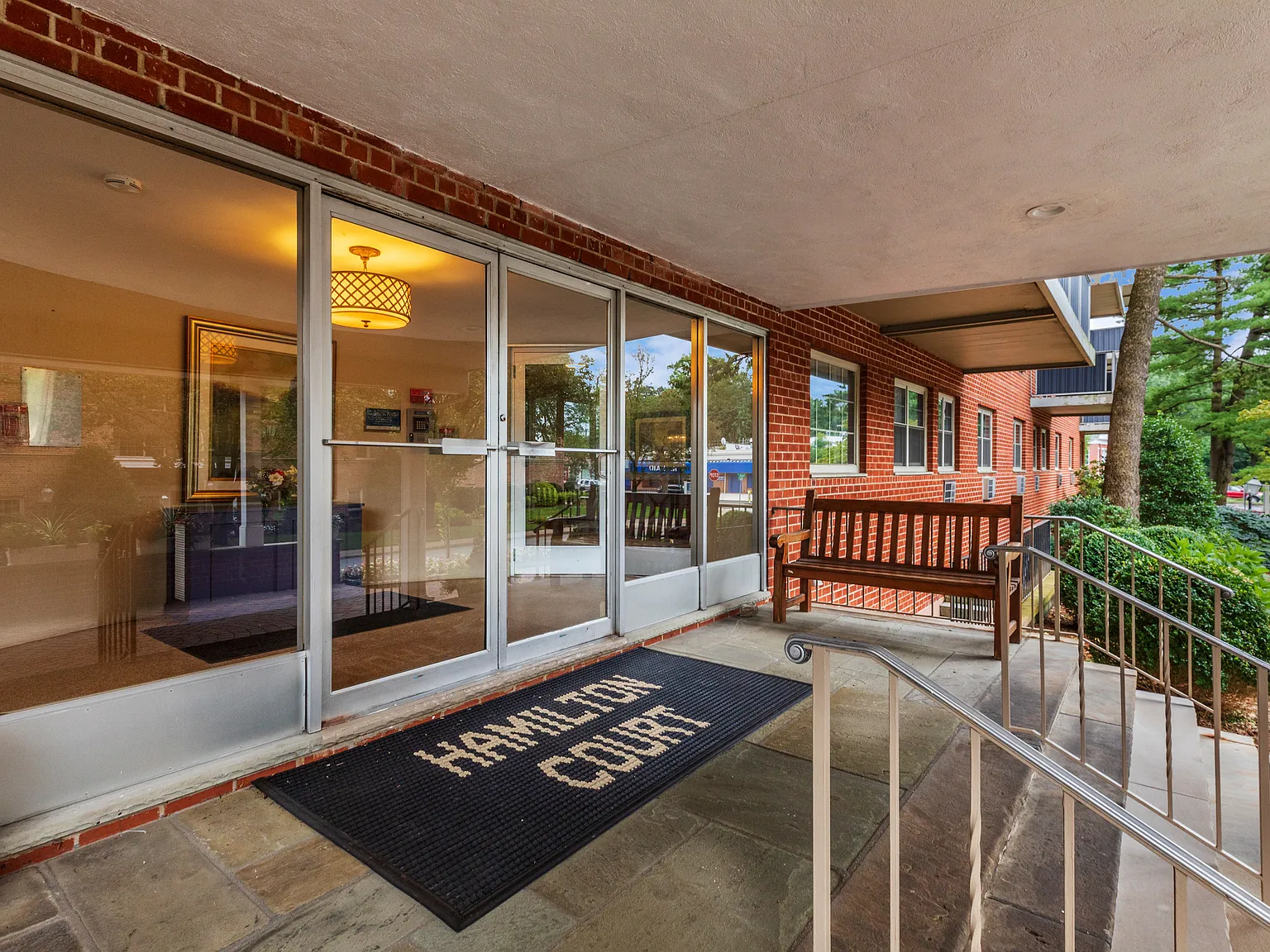 Hamilton Court Apartments — Photo 1