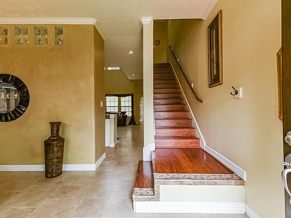 At the entrance you are welcomed by tile floors throughout the first floor. Laminate wood floors are installed on the stairs and throughout the second floor.