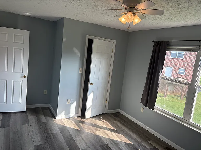 1582 Meadow Spring Dr — Photo 2