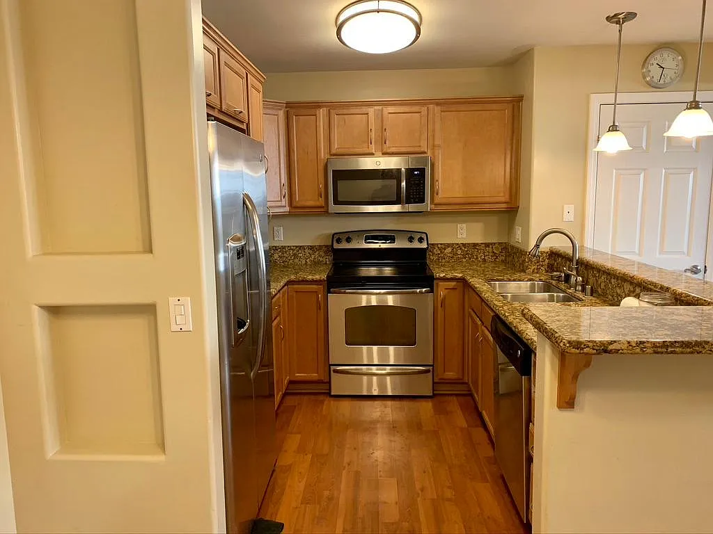 5252 Balboa Arms Dr — Photo 2