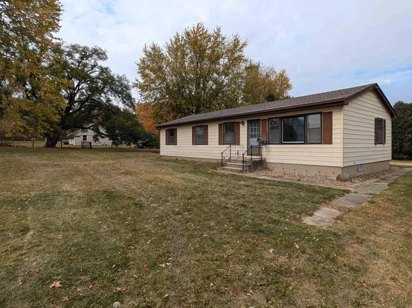 108 W South St, Dakota, IL 61018