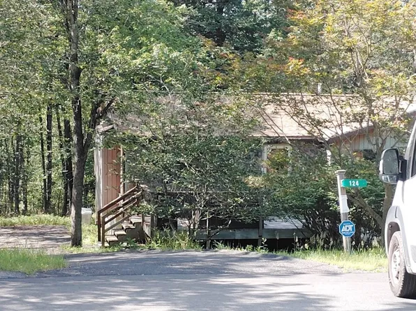 124 Fly Rod Ct, Pocono Lake, PA 18347