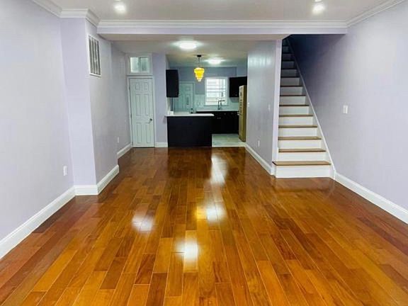 5th image of 336 Roseberry St #1