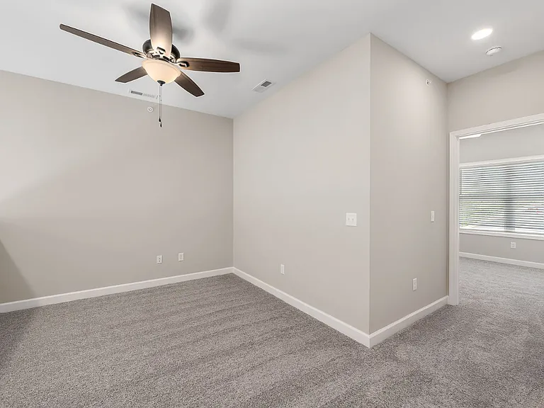 677 Glenview Dr — Photo 11