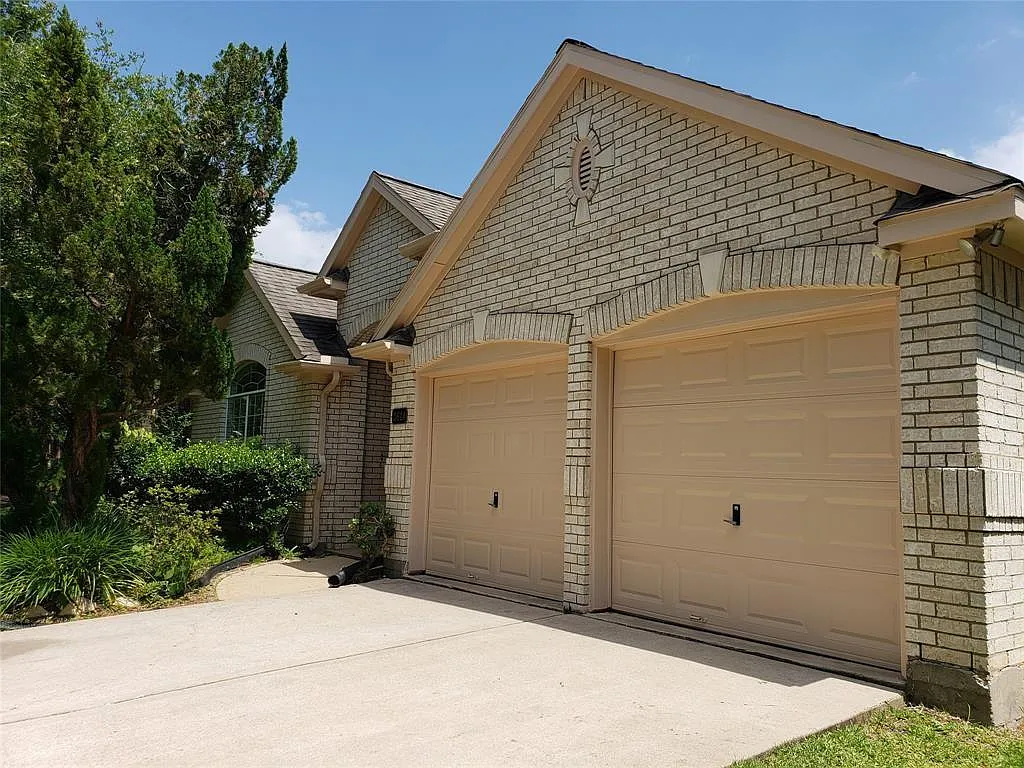 4 bed, 2.0 bath, 2376 sqft, $2,350 — Photo 2