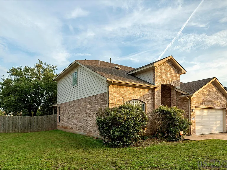 205 Arrowhead Trl — Photo 2