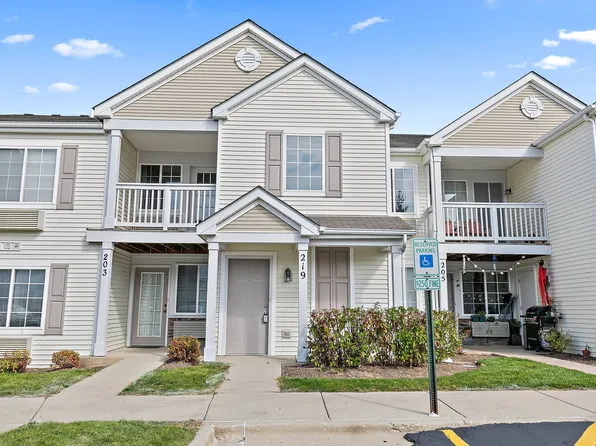 219 Silverstone Dr #219, Carpentersville, IL 60110