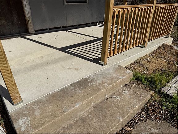 4th image of 1027 E Lamar St