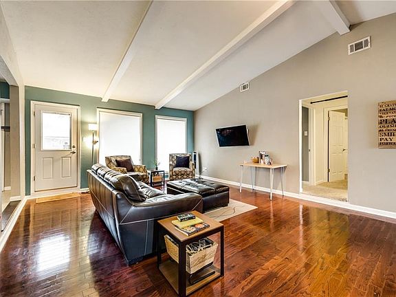 4th image of 635 Center Cir