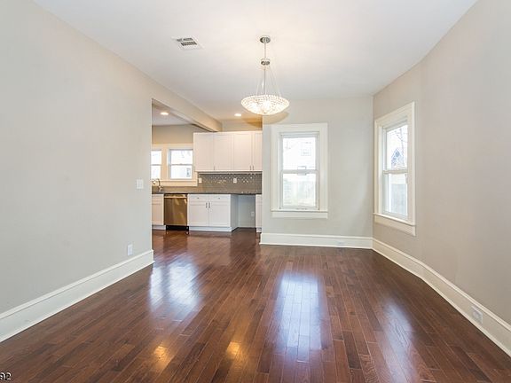 5th image of 38 Leslie St