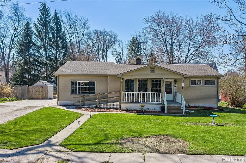 215 Maple St, Almont, MI 48003 Zillow