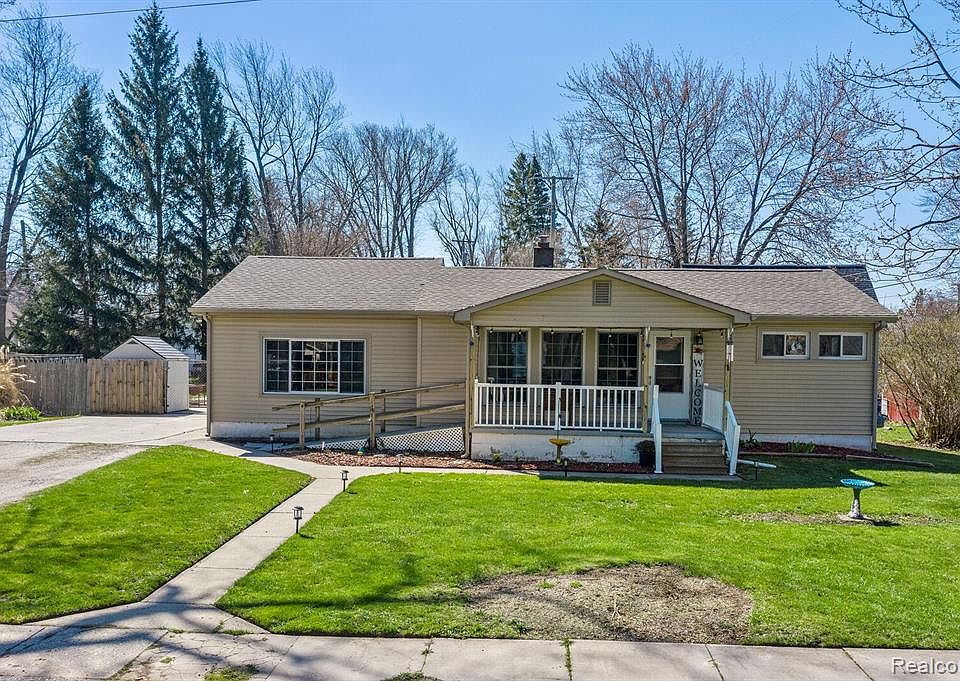 215 Maple St, Almont, MI 48003 Zillow