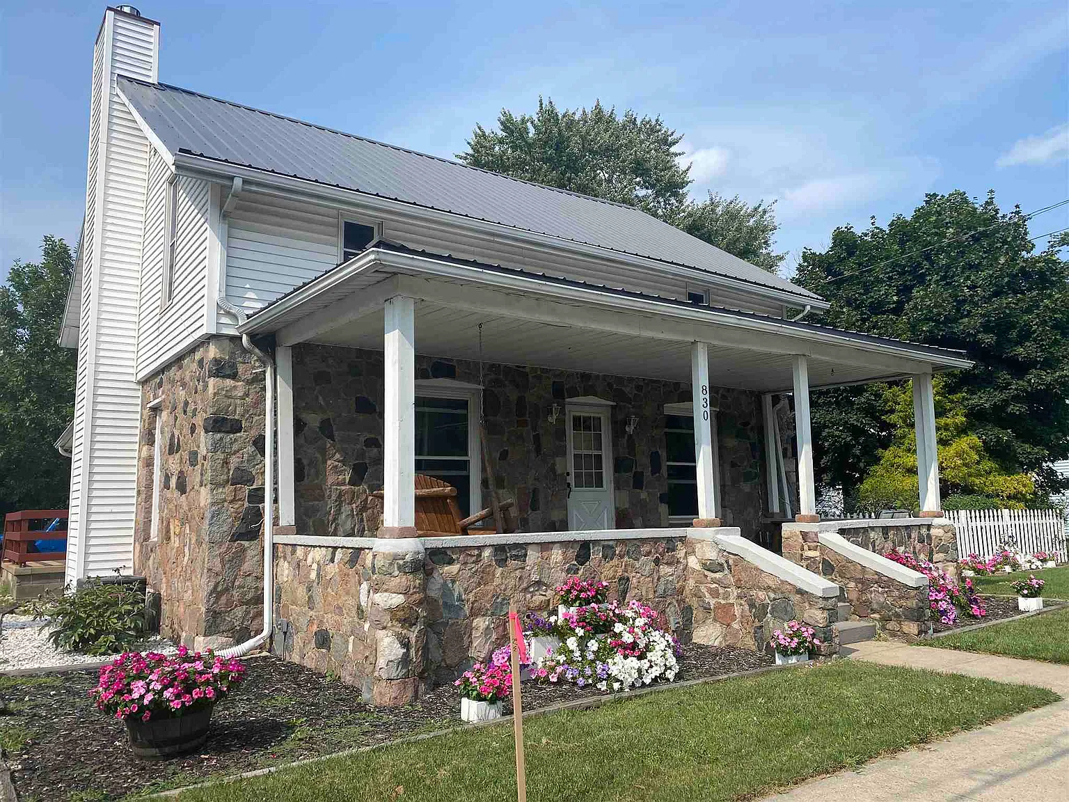 830 N Lake St photo 1