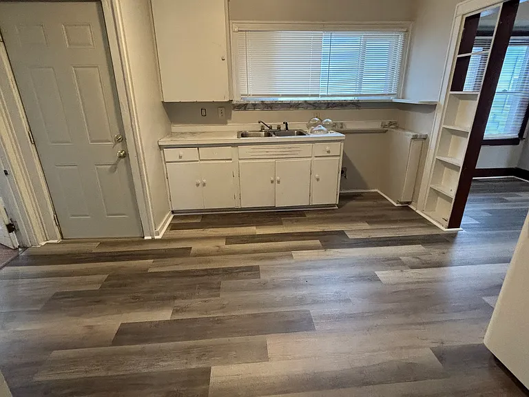910 Dakin St — Photo 6