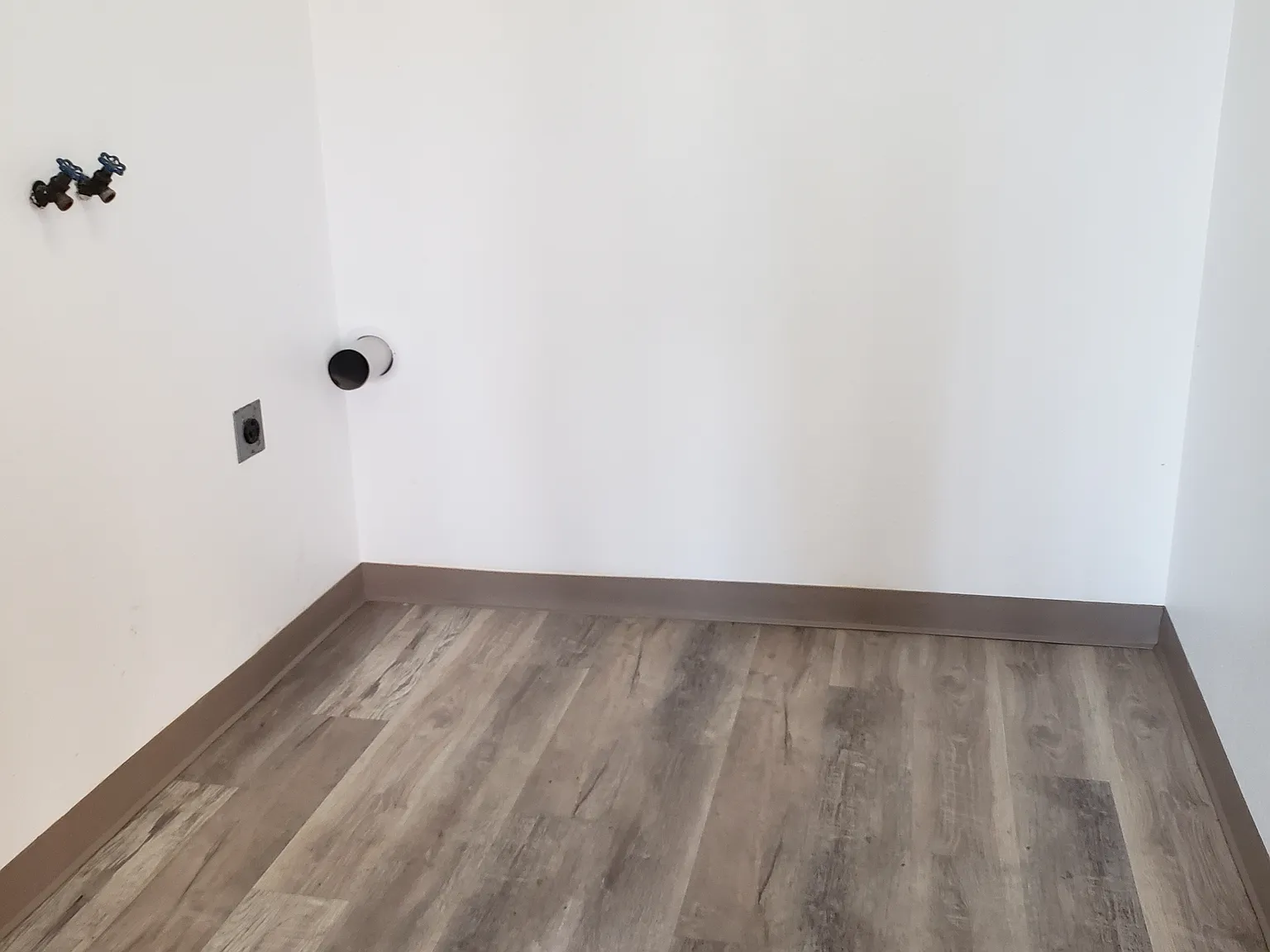 2 bed, 1.5 bath, 1150 sqft, $1,680 — Photo 2