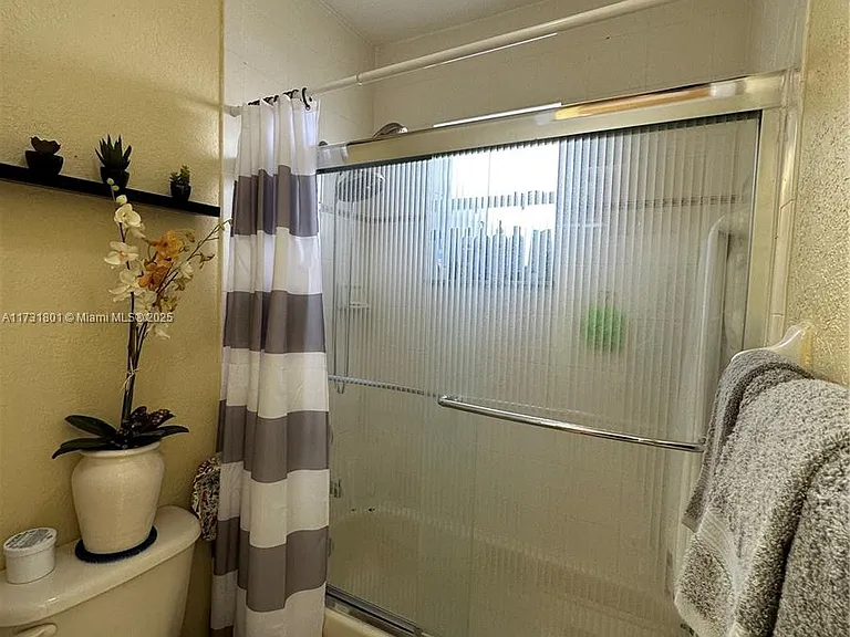 425 E 3rd Ave #6 — Photo 19