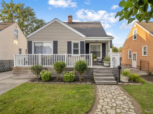 304 Charlevoix St, Clawson, MI 48017